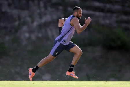Arthur Cabral Retoma Treinos no Botafogo com a Mão Imobilizada