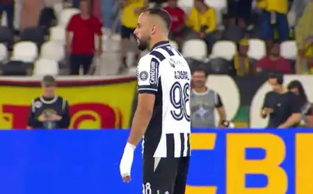 Arthur Cabral passa por exames devido a suspeita de lesão na mão e intensifica o período complicado no Botafogo