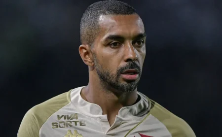 Assédio a Paulo Henrique é elevado pela Seleção, mas lateral não pensa em deixar o Vasco