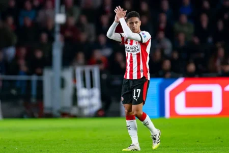 Atacante do PSV celebra vitória expressiva sobre o Napoli na Champions: Nos dá muita moral Atacante do PSV celebra vitória expressiva sobre o Napoli na Champions: "Nos dá muita moral"