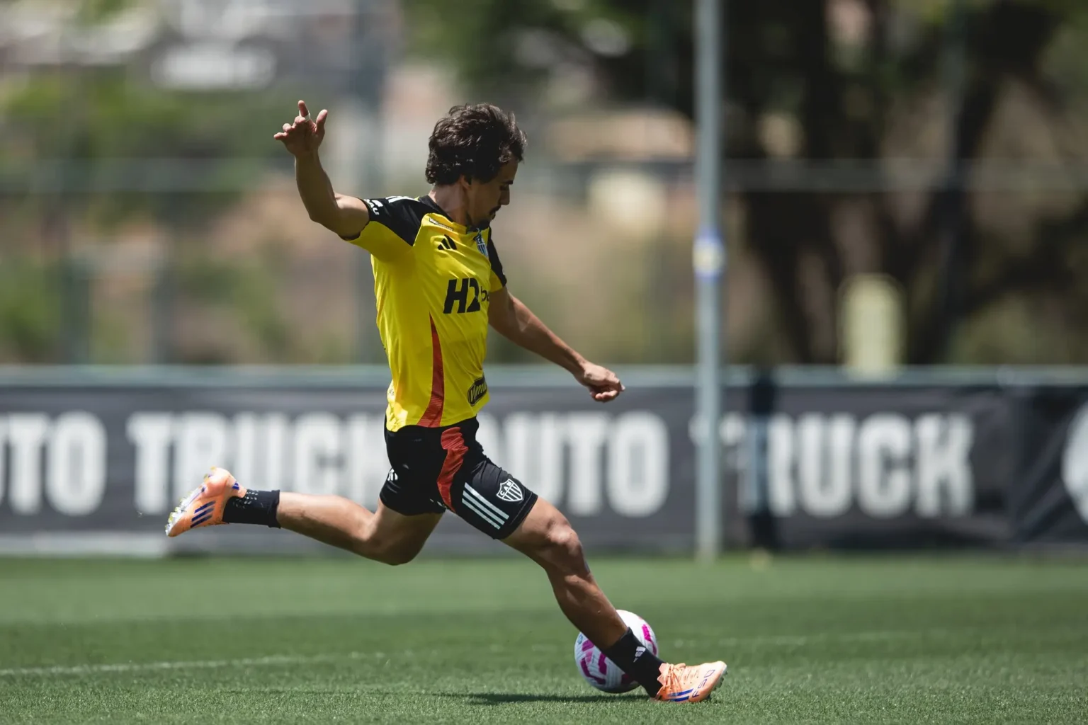 Atlético-MG Embarca com Escalação Renovada para o Brasileiro e a Sul-Americana