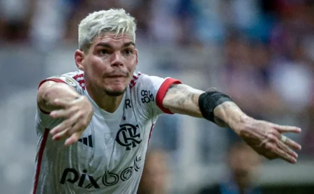 Ayrton Lucas e Michael podem deixar o Flamengo em 2026 por falta de espaço e alto custo