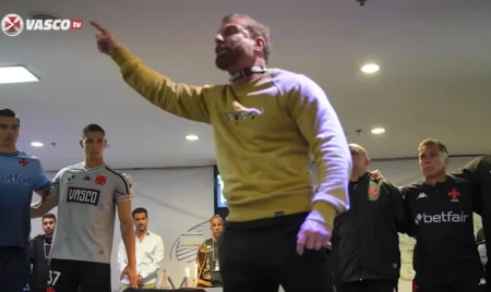 Bastidores do Clássico: Pedrinho Incendeia Vestiário do Vasco com Discurso Libertador Bastidores do Clássico: Pedrinho Incendeia Vestiário do Vasco com Discurso Libertador