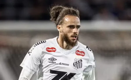 Bilal Brahimi permanece no Santos com a confiança de Vojvoda Bilal Brahimi permanece no Santos com a confiança de Vojvoda