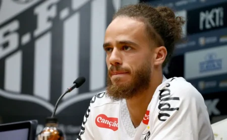 Billal Brahimi enfrenta desafios para se adaptar ao estilo de futebol brasileiro, mas a diretoria do Santos mantém fé no seu potencial como atacante. Billal Brahimi enfrenta desafios para se adaptar ao estilo de futebol brasileiro, mas a diretoria do Santos mantém fé no seu potencial como atacante.