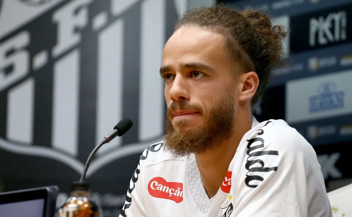 Billal Brahimi enfrenta desafios para se adaptar ao estilo de futebol brasileiro, mas a diretoria do Santos mantém fé no seu potencial como atacante. Billal Brahimi enfrenta desafios para se adaptar ao estilo de futebol brasileiro, mas a diretoria do Santos mantém fé no seu potencial como atacante.