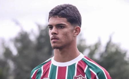 Botafogo demonstra interesse em Júlio Fidelis, lateral-direito de 18 anos do Fluminense Botafogo demonstra interesse em Júlio Fidelis, lateral-direito de 18 anos do Fluminense