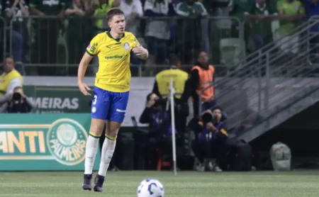 Bruno Fuchs comete pênalti, mas abre caminho para goleada do Palmeiras contra o Bragantino no Brasileirão