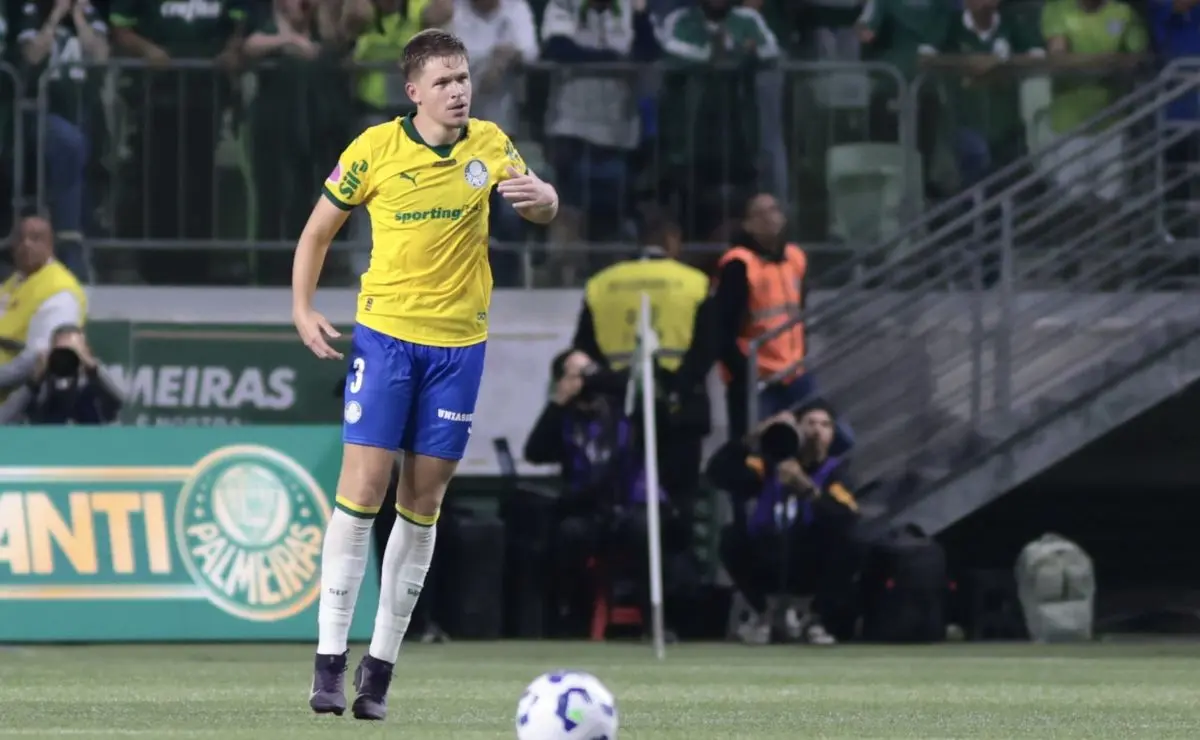 Bruno Fuchs comete pênalti, mas abre caminho para goleada do Palmeiras contra o Bragantino no Brasileirão Bruno Fuchs comete pênalti, mas abre caminho para goleada do Palmeiras contra o Bragantino no Brasileirão
