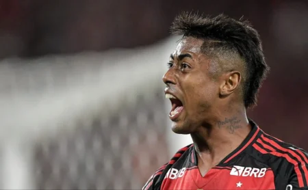 Bruno Henrique expressa insatisfação sobre seu posicionamento após Flamengo x Racing: “Não é a minha posição” Bruno Henrique expressa insatisfação sobre seu posicionamento após Flamengo x Racing: “Não é a minha posição”