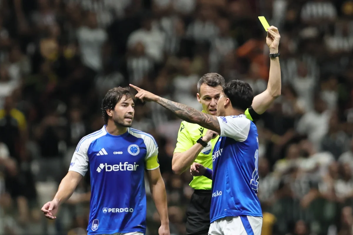 Capitão do Cruzeiro, Lucas Silva critica decisão de equipe após gol do Atlético-MG: "Erro crucial"
