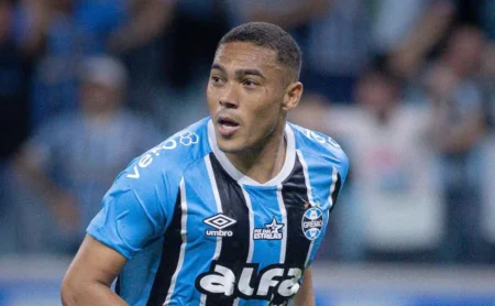 Carlos Vinícius faz declaração antes de Bahia x Grêmio e projeta duelo em Salvador: “Temos qualidade e experiência”