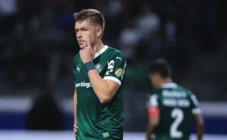 Casagrande reprova atuação de Bruno Fuchs pelo Palmeiras contra o Flamengo: "Foi infantil"