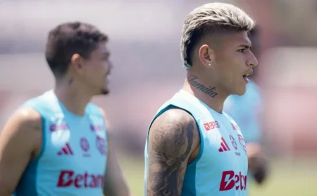 Casagrande aponta Bruno Henrique, Carrascal e Luiz Araújo como o ataque titular do Flamengo diante do Racing