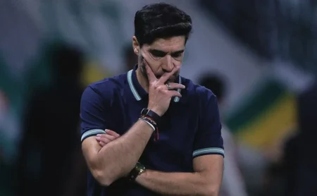 Casagrande elogia missão heroica de Abel no Palmeiras e adverte sobre risco de excesso de motivação
