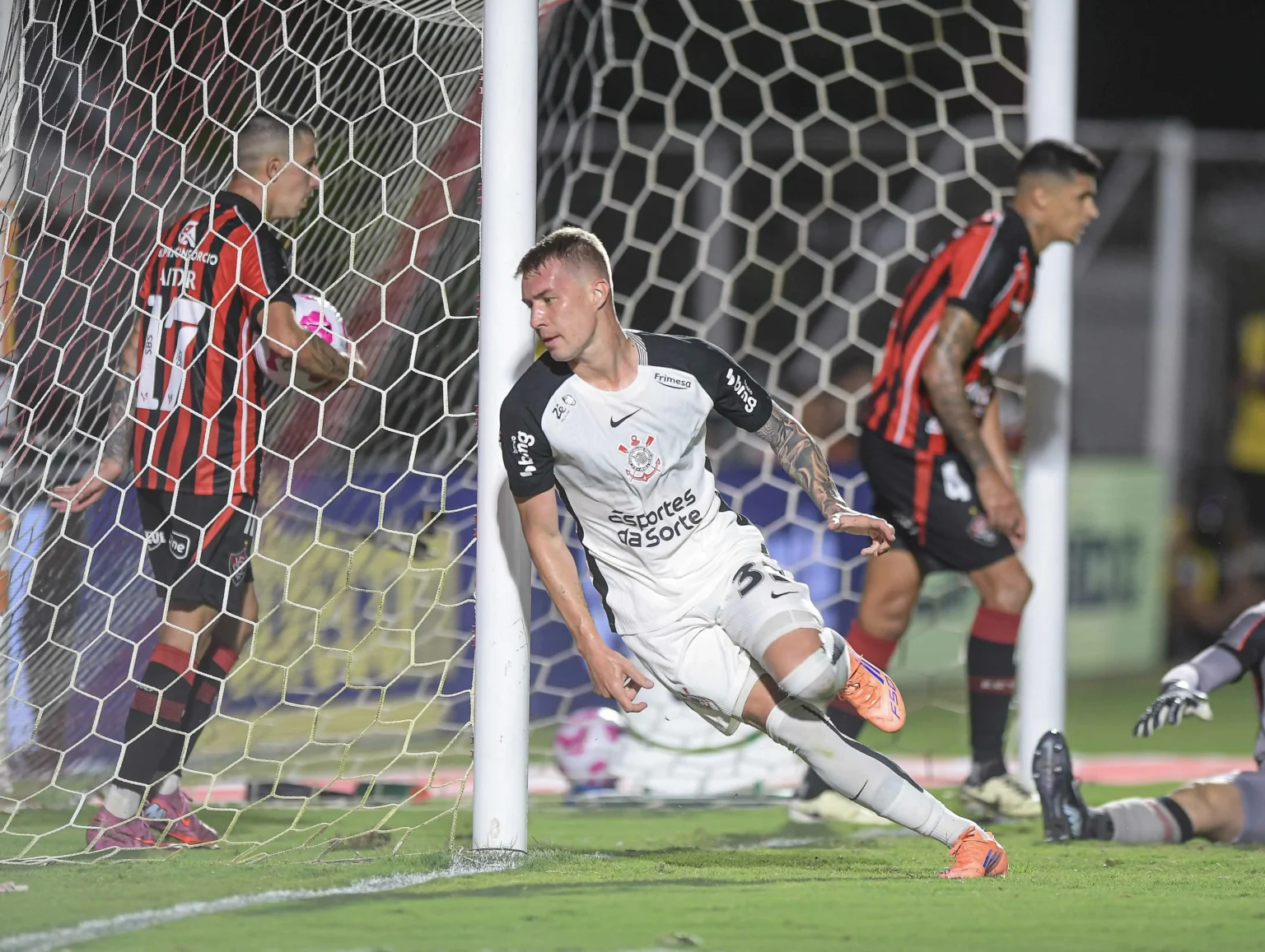 Charles, herói do Corinthians contra o Vitória, celebra: "Precisava marcar"