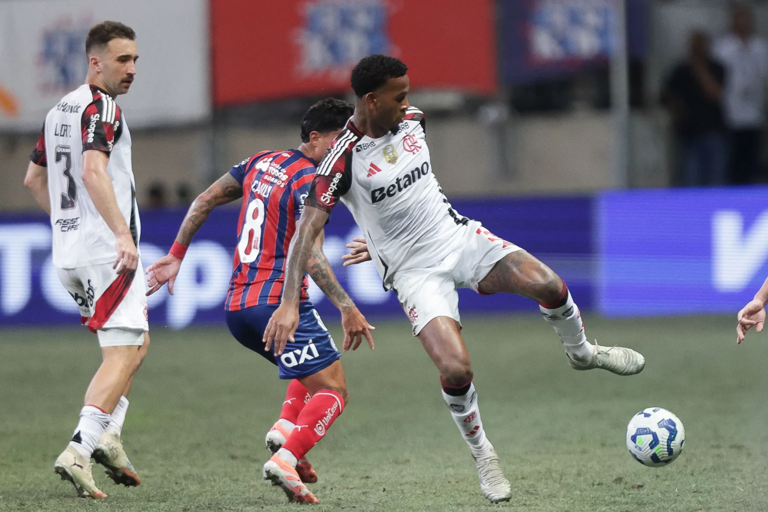 Cleiton, em fim de contrato com o Flamengo, assina pré-contrato com o Wolfsburg