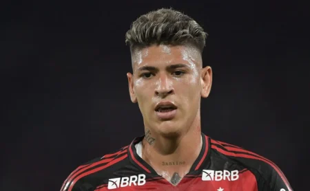 Com atuação de destaque contra o Racing-ARG, o meia-atacante Carrascal se aproxima da titularidade no Flamengo pela Libertadores.