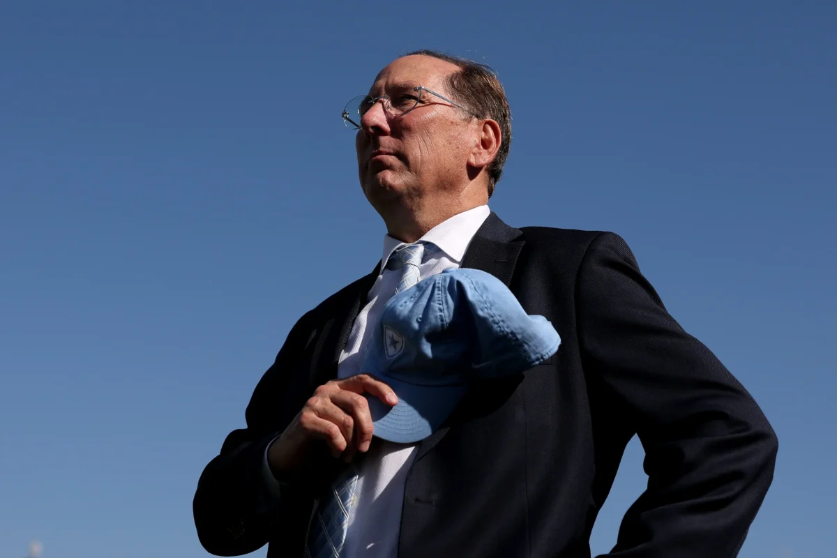 Com Botafogo em crise, como Textor busca adquirir clube inglês?