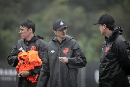 Com Diniz suspenso, Evandro Fornari assume o comando do Vasco diante do Bragantino; conheça o auxiliar