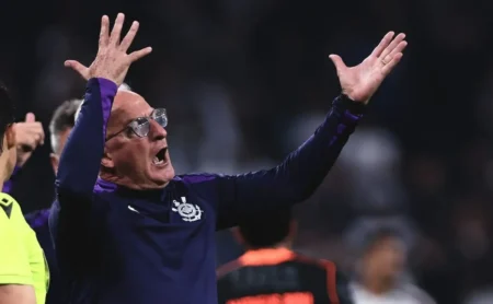 Corinthians Decide Demissão de Dorival Júnior, Mas Mantém Treinador Após Derrota