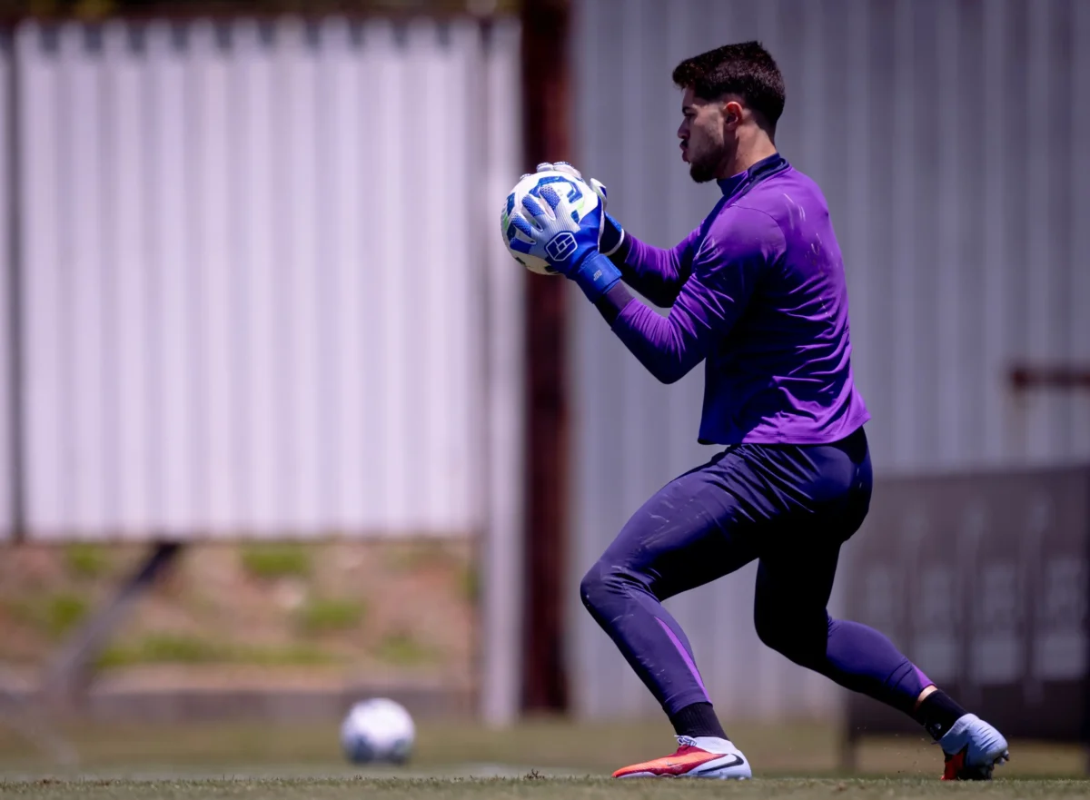 Corinthians: Hugo Souza segue ausente, Felipe Longo deve ser titular contra o Vitória
