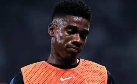 Corinthianos criticam escolha de Dorival entre Félix Torres e Charles contra o Vitória: "Incoerente"