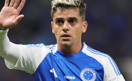 Corinthians Busca Permanência de Fagner no Cruzeiro, Evitando Retorno em 2026