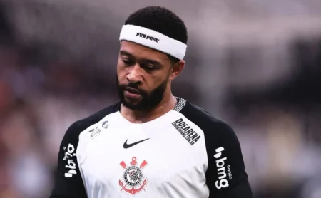 Craque Neto detona Memphis Depay pela risada após derrota do Corinthians no clássico: “Que vergonha de jogo horrível”