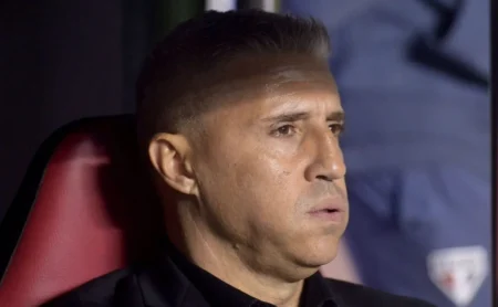 Crespo não perde futuro no São Paulo apesar da má fase do time. Crespo não perde futuro no São Paulo apesar da má fase do time.