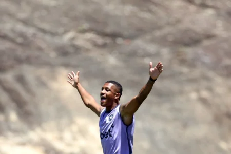 Danilo e Arthur Cabral Reforçam o Botafogo Contra o Santos