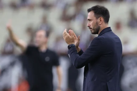 Davide Ancelotti exalta triunfo do Botafogo apesar de 12 desfalques: "O escudo que carregamos é pesado"