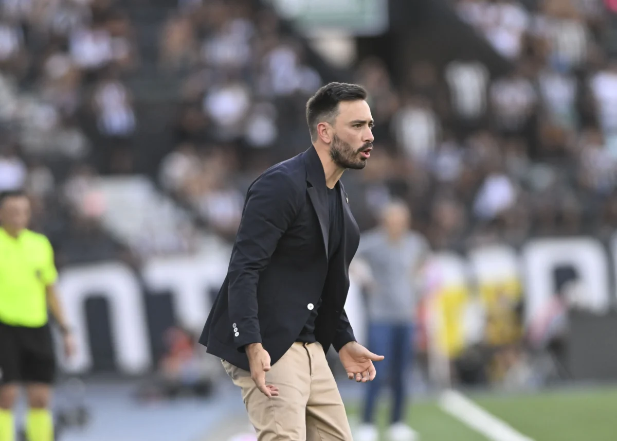 Davide justifica escala de Newton na zaga do Botafogo: Busquei mais velocidade Davide justifica escala de Newton na zaga do Botafogo: "Busquei mais velocidade"