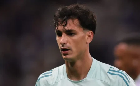 Dinenno passa por artroscopia e retorna ao São Paulo em 20 dias