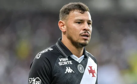 Diniz e Hugo Moura discutem futuro do volante no Vasco após nova expulsão Diniz e Hugo Moura discutem futuro do volante no Vasco após nova expulsão