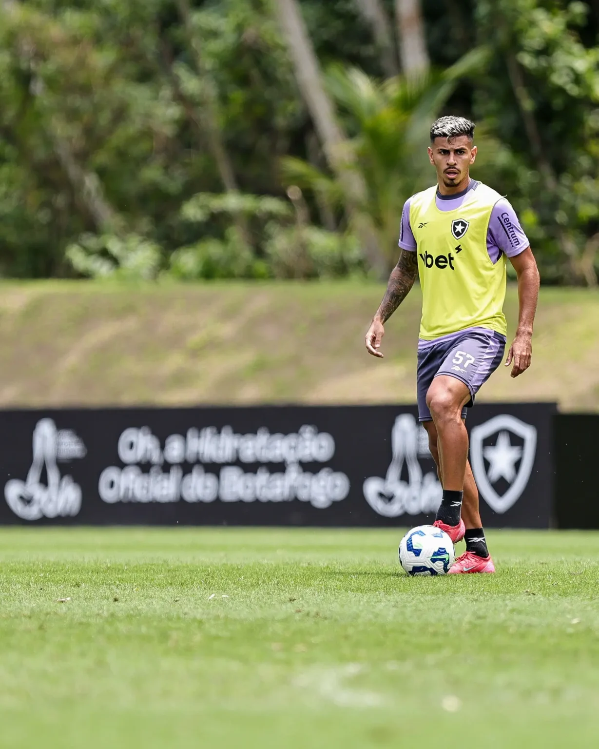 Escalação do Botafogo enfrenta desafio com desfalques em todos os setores.
