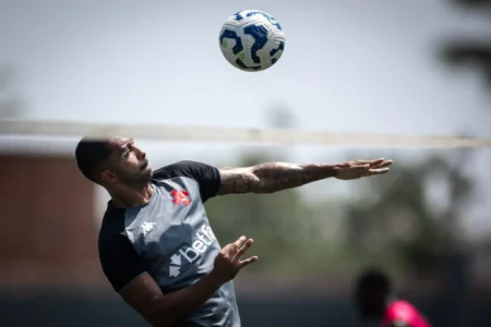 Escalação do Vasco: Paulo Henrique retorna; Hugo Moura é desfalque no clássico Escalação do Vasco: Paulo Henrique retorna; Hugo Moura é desfalque no clássico