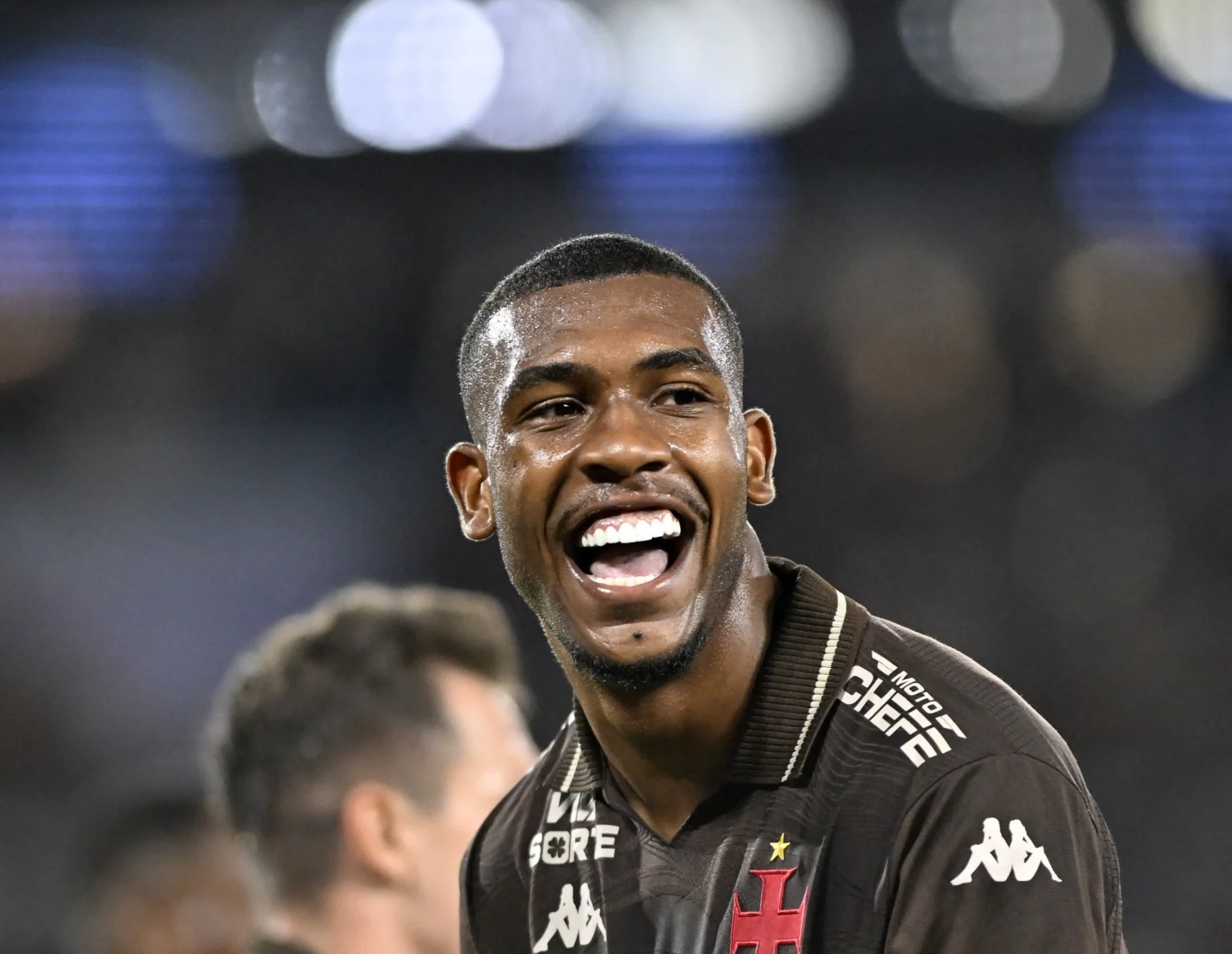 "Especial, fantástico, nossa joia"... Rayan deslumbra Diniz e o elenco do Vasco em mais uma noite inspirada