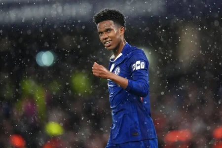 Estêvão relata noite sem sono após saber que será titular na Champions: "Ansiedade bateu"