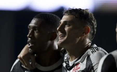 Evandro Fornari, Auxiliar do Vasco, Indica Possibilidade de Rayan e Vegetti Jogarem Juntos Contra o São Paulo