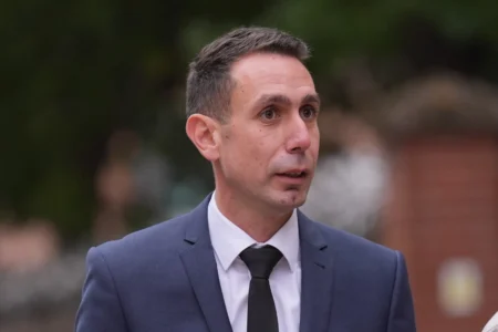 Ex-árbitro da Premier League admite culpa por imagem indecente de criança e pode ser preso por até 10 anos.