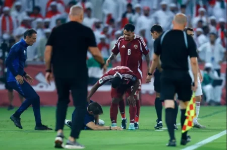 Ex-Técnico do Real Madrid, Catar leva bolada no rosto em jogo da Copa do Mundo Ex-Técnico do Real Madrid, Catar leva bolada no rosto em jogo da Copa do Mundo