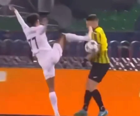 Expulsão mais rápida da Champions League: 17 horas de voo, 4 minutos em campo Expulsão mais rápida da Champions League: 17 horas de voo, 4 minutos em campo