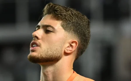 Felipe Longo tem atuação discreta na estreia do Corinthians pela derrota para o Santos na Vila Belmiro