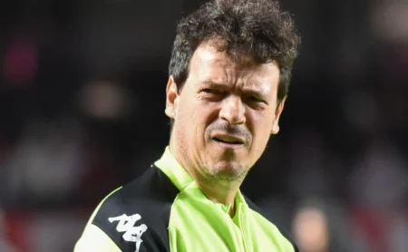 Fernando Diniz conta com o retorno de Lucas Oliveira ao Vasco após oito meses