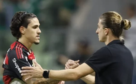 Filipe Luís admite não garantir titularidade de Pedro na partida Flamengo x Palmeiras Filipe Luís admite não garantir titularidade de Pedro na partida Flamengo x Palmeiras