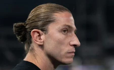 Filipe Luís anuncia a equipe inicial do Flamengo para o duelo contra o Palmeiras neste sábado (18), com disputa por vaga entre Luiz Araújo e Carrascal.