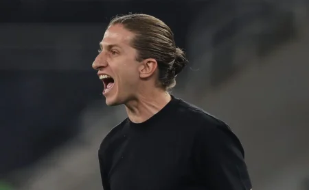 Filipe Luís define saída de Wallace Yan do Flamengo em 2026