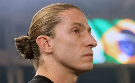 Filipe Luís entra em campo em vez de Pedro após expulsão em Bahia x Flamengo e torcida se revolta Filipe Luís entra em campo em vez de Pedro após expulsão em Bahia x Flamengo e torcida se revolta
