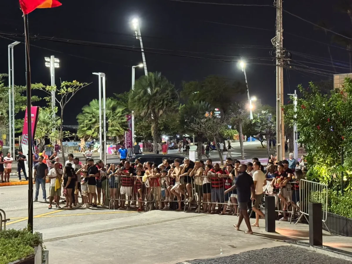 Flamengo desembarca em Fortaleza sob festa de torcedores, visando liderança do Brasileirão